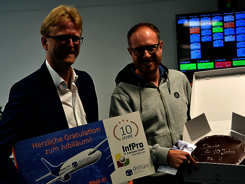Geschäftsführer Hansjörg Haller gratuliert Mitarbeiter Philipp Vallant zum 10 jährigen Jubiläum