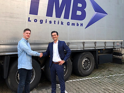 Marc Pfaffenberger, Prokurist der TRANSLOGICA GmbH, begrüßt TMB-Geschäftsführer Dirk Bauer