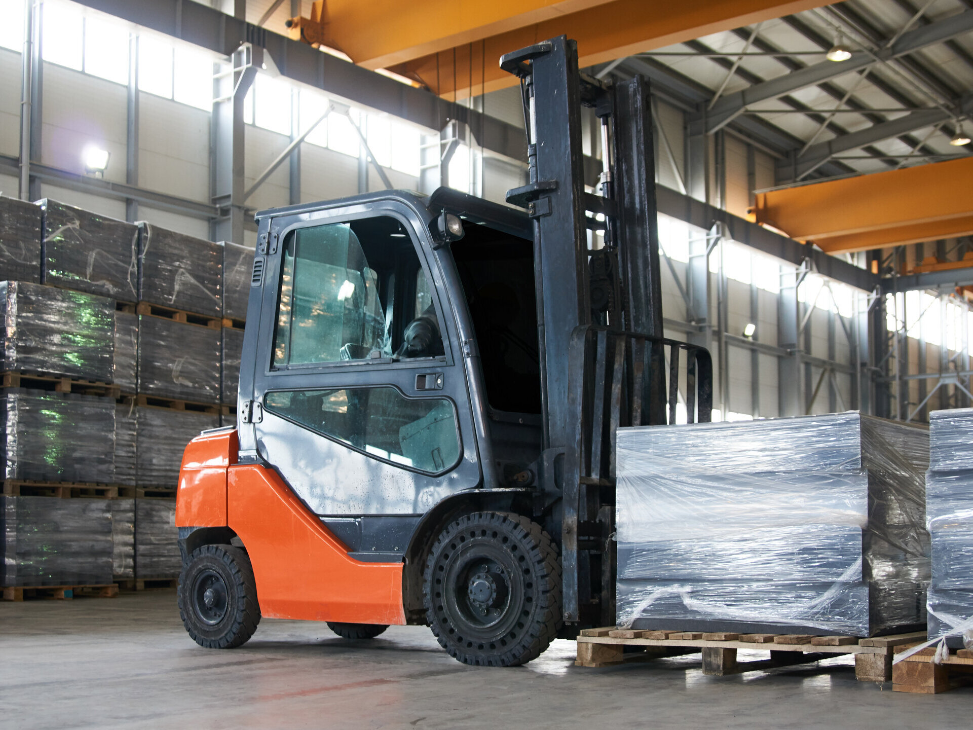 Gabelstapler verlädt Waren