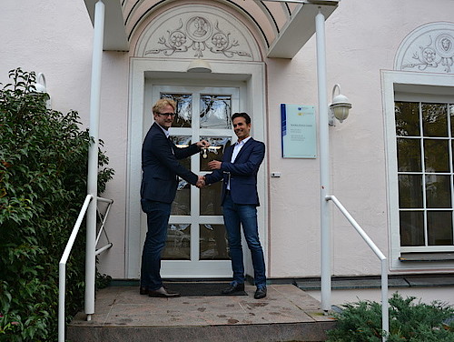 InfPro-CEO Hansjörg Haller übergibt den Schlüssel für das neue Büro in Kempten an Marc Pfaffenberger