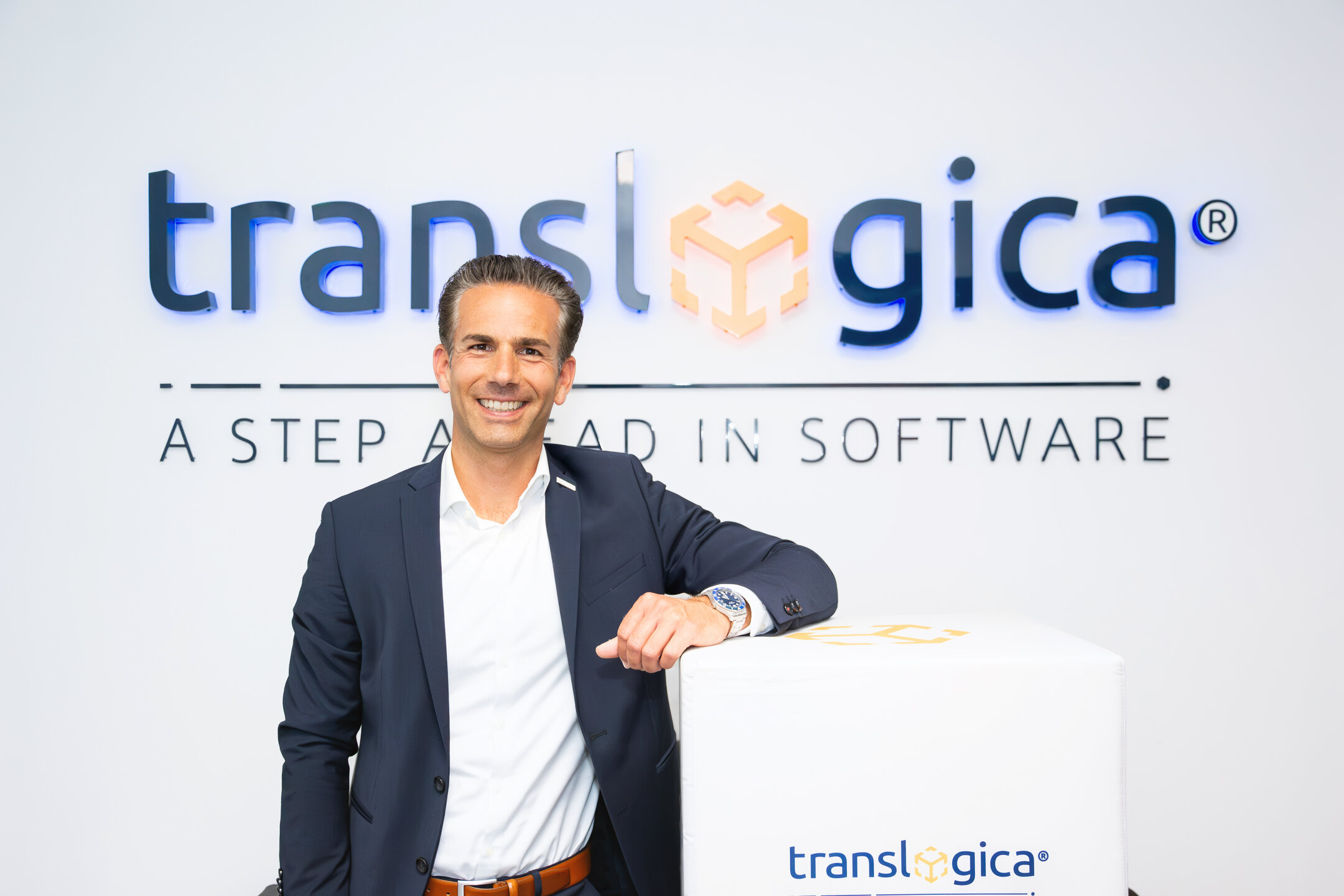 Marc Pfaffenberger (Geschäftsführer) translogica vor dem Firmenlogo